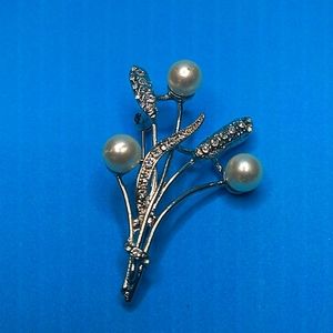 Beautiful weed/floral brooch